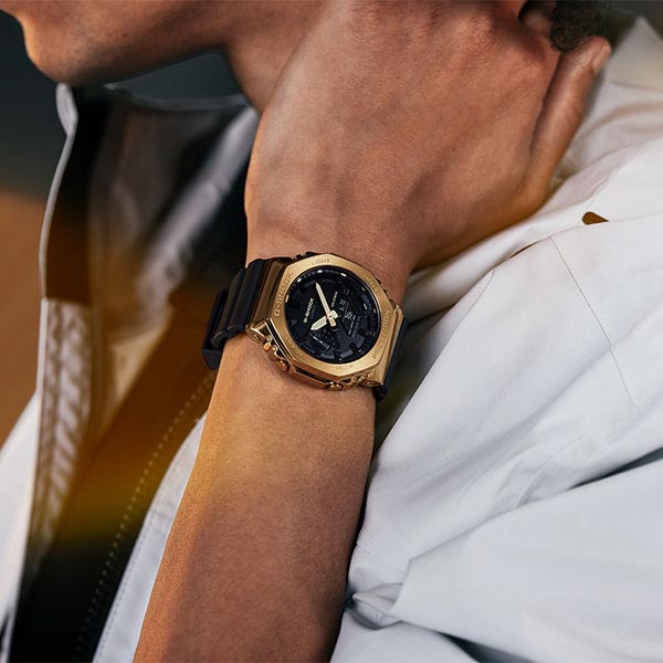 カシオ Gショック G-SHOCK METAL COVERED BLACK × GOLD GM-2100G-1A9JF メンズ