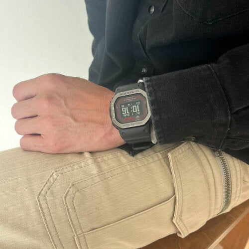 カシオ Ｇショック G-SHOCK G-SQUAD DWH5600 ブラック レッド DW-H5600MB-1A4JR メンズ